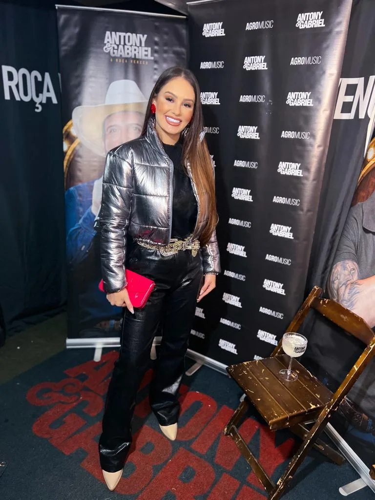 Esposa de Antony, influencer Jessica Sabbag sobe ao palco e faz sucesso