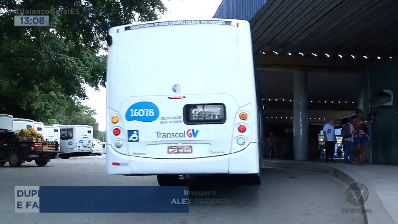 Dupla assalta dentro do ônibus e faz a limpa nos passageiros