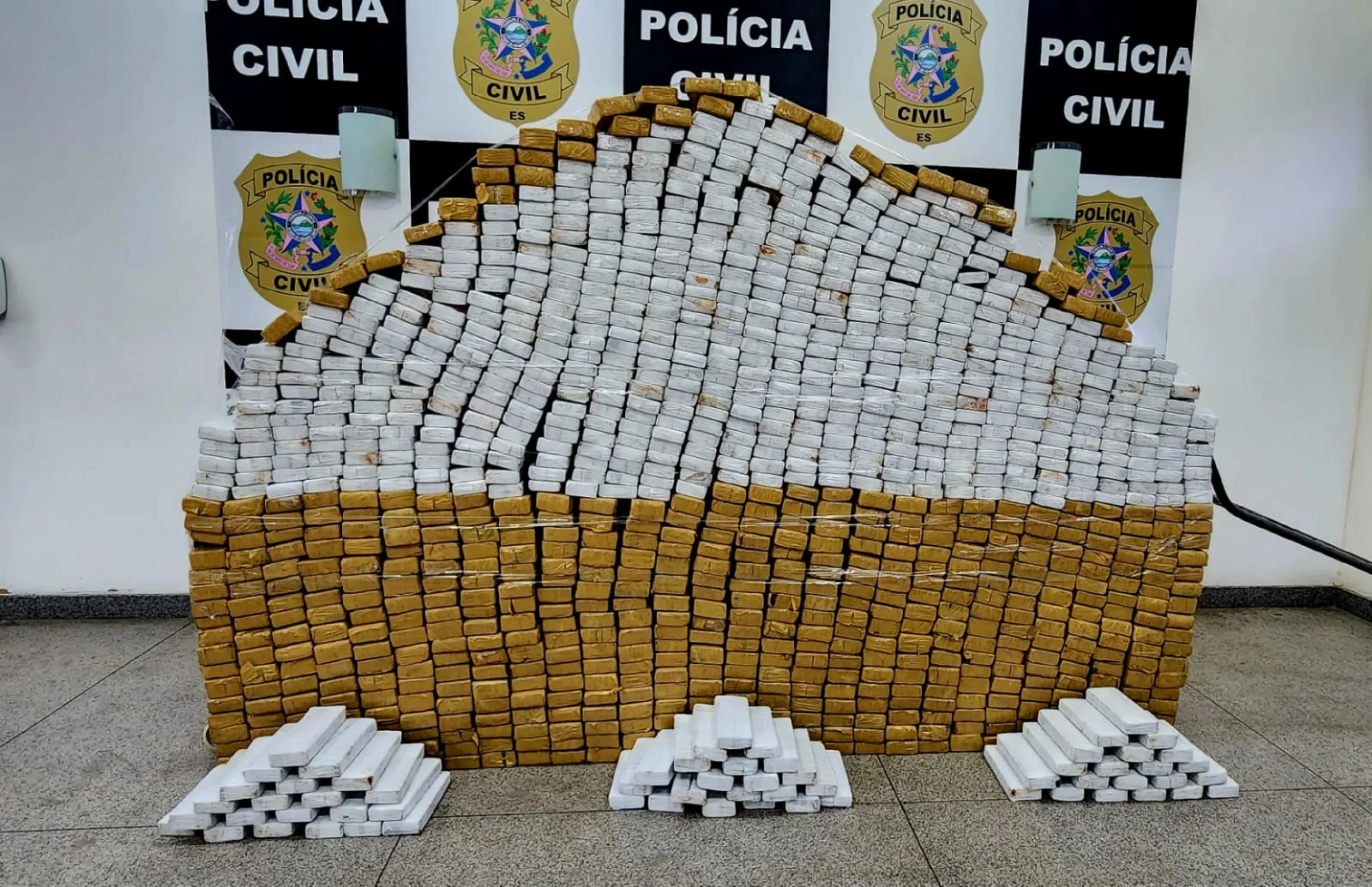 Além de 1 tonelada de droga, polícia flagra crack em caminhão de melancia