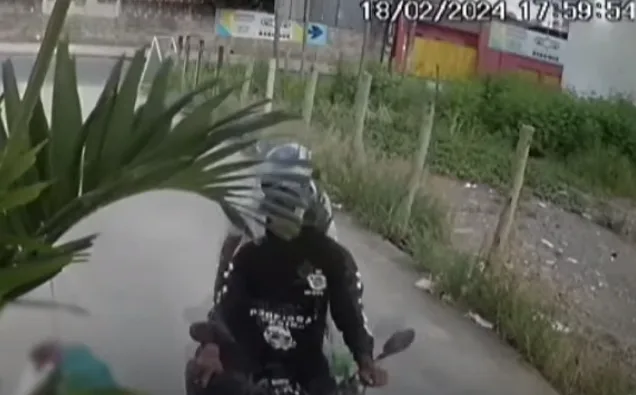 VÍDEO | Em 10 segundos, bandidos rendem frentista e assaltam posto de gasolina