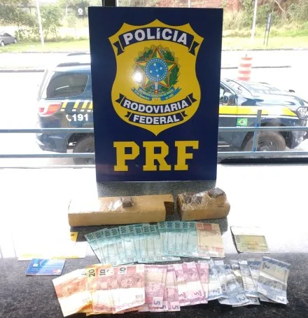 PRF apreende maconha e recupera motocicleta na BR 101