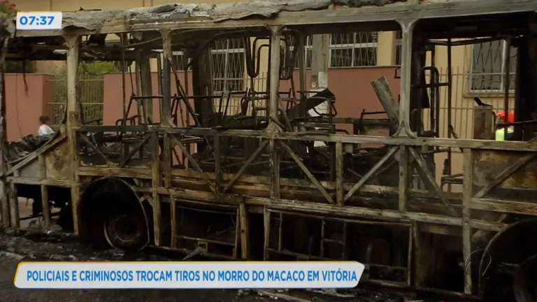 Policiais e criminosos trocam tiros no Morro do Macaco