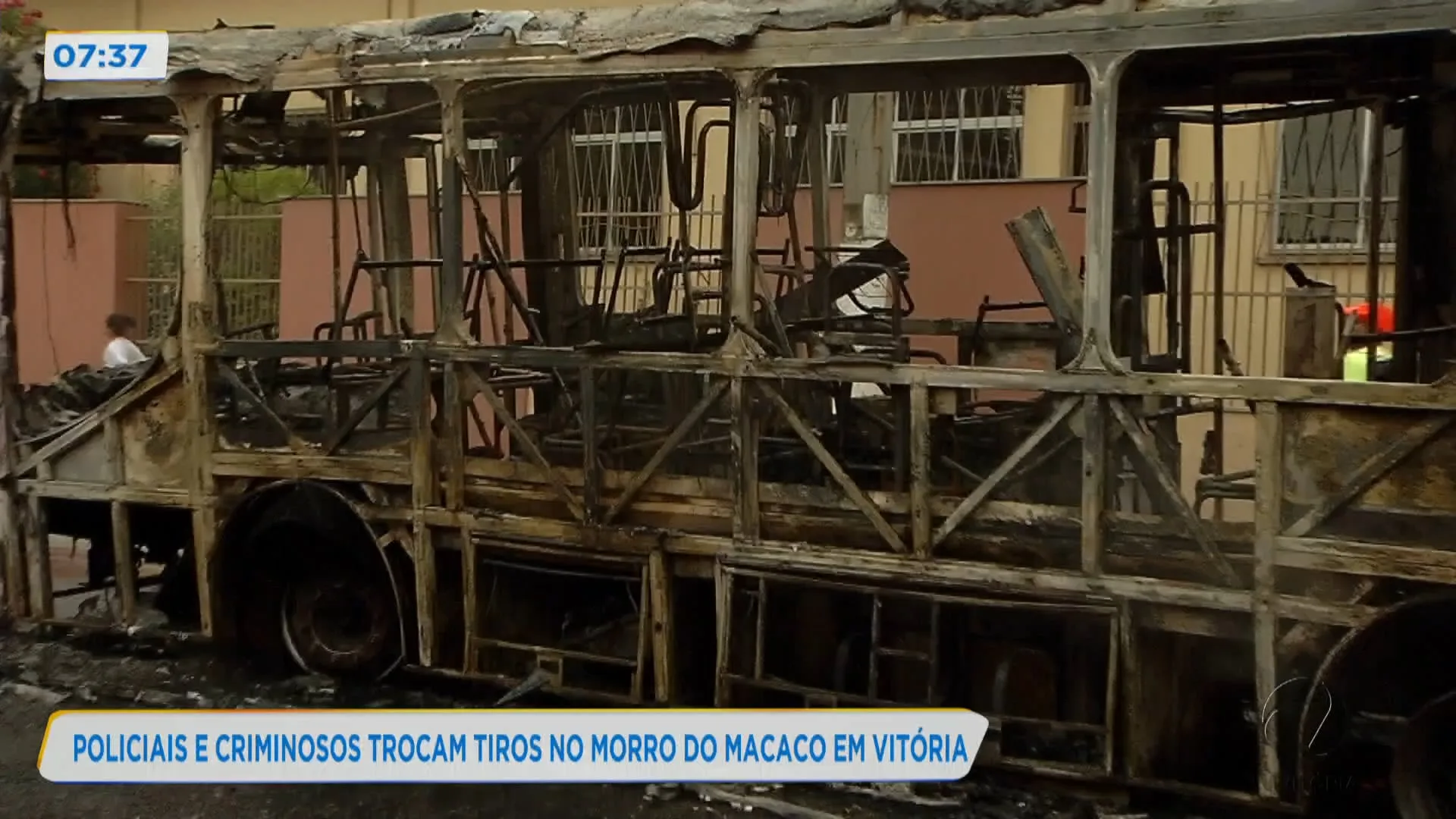 Policiais e criminosos trocam tiros no Morro do Macaco