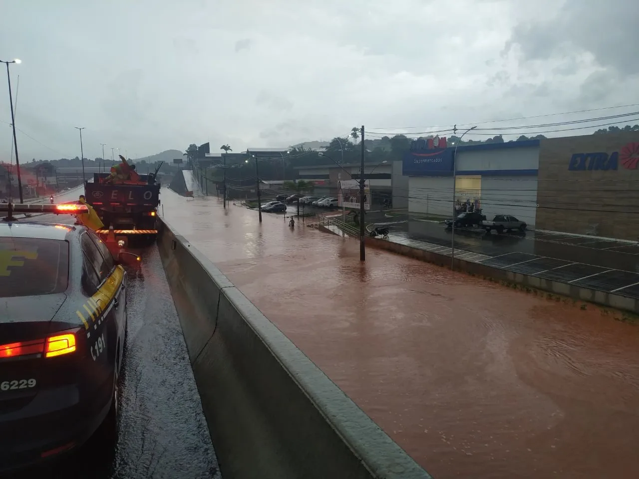 De novo! Chuva causa alagamento em trecho da BR-101 em Viana