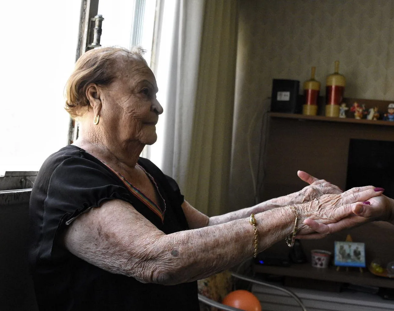 VÍDEO | Aos 93 anos, dona Guiomar esbanja vitalidade com movimentos de balé e ginástica rítmica