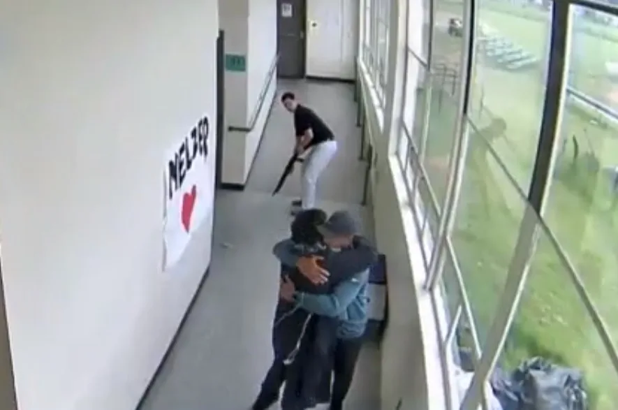 VÍDEO I Treinador tira arma de estudante e o abraça dentro de escola