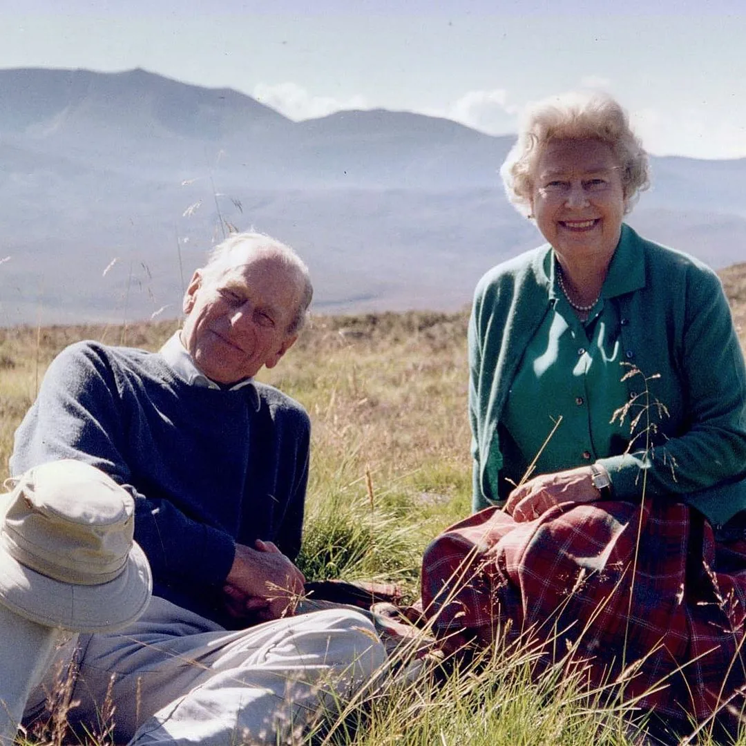 Na véspera do funeral, Rainha Elizabeth II compartilha foto rara ao lado do marido príncipe Philip