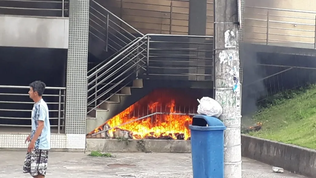 Fogo atinge área externa da UPA de Serra Sede