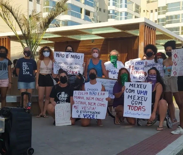 Mulheres vão às ruas em Guarapari manifestar apoio à Mariana Ferrer