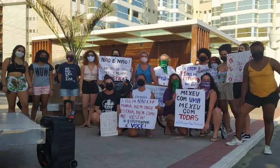 Mulheres vão às ruas em Guarapari manifestar apoio à Mariana Ferrer