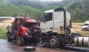 Motorista morre após invadir a contramão e bater em outro carro em Marechal Floriano