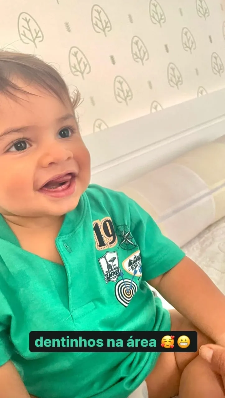 Marília Mendonça mostra para os fãs o primeiro dentinho de Léo