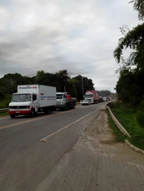 Pista é parcialmente liberada na BR 101 durante protesto de moradores em Timbuí