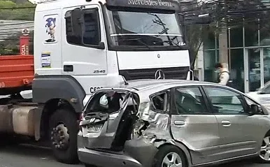 Motorista se envolve em acidente após sair de missa em Vitória; trânsito é lento na região