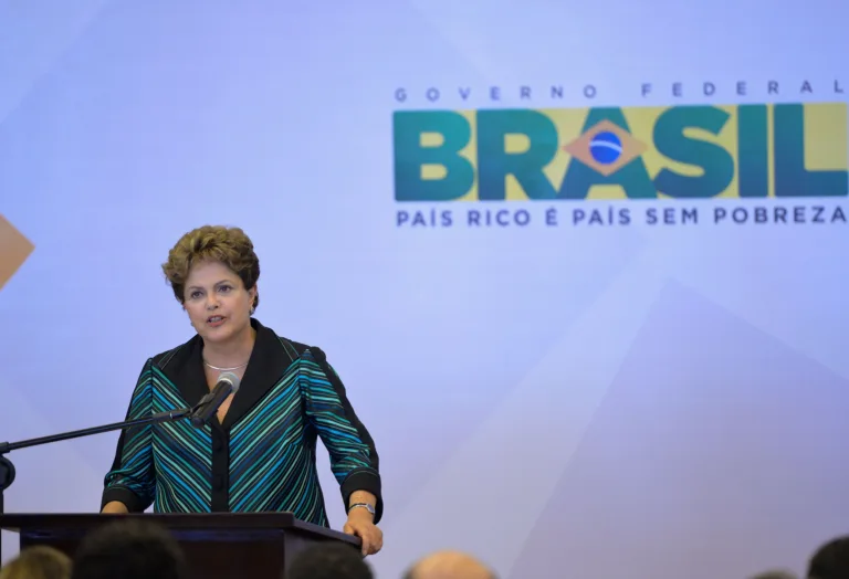 Para reverter desgaste, Dilma aposta em retomar bandeiras de campanha