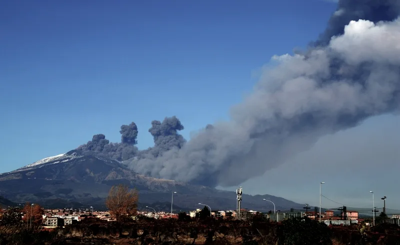 Vulcão Etna entra em erupção na Itália e fecha aeroporto na Sicília