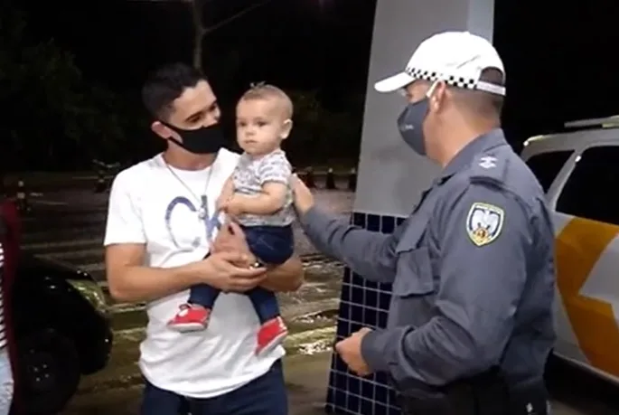 Bebê de 10 meses engasga com escovinha de plástico e é socorrido por policiais na Serra