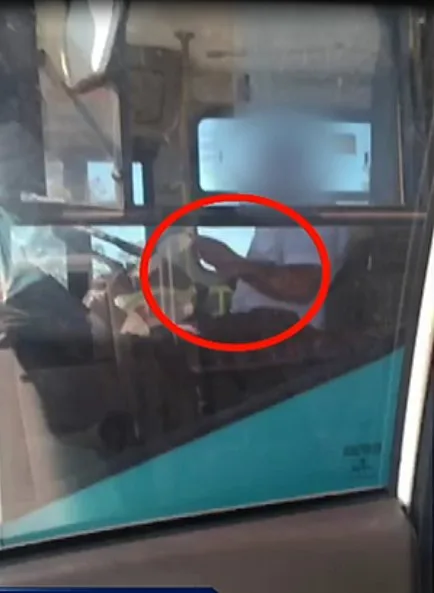 Motorista de ônibus é flagrado dirigindo e usando celular na Rodovia do Sol