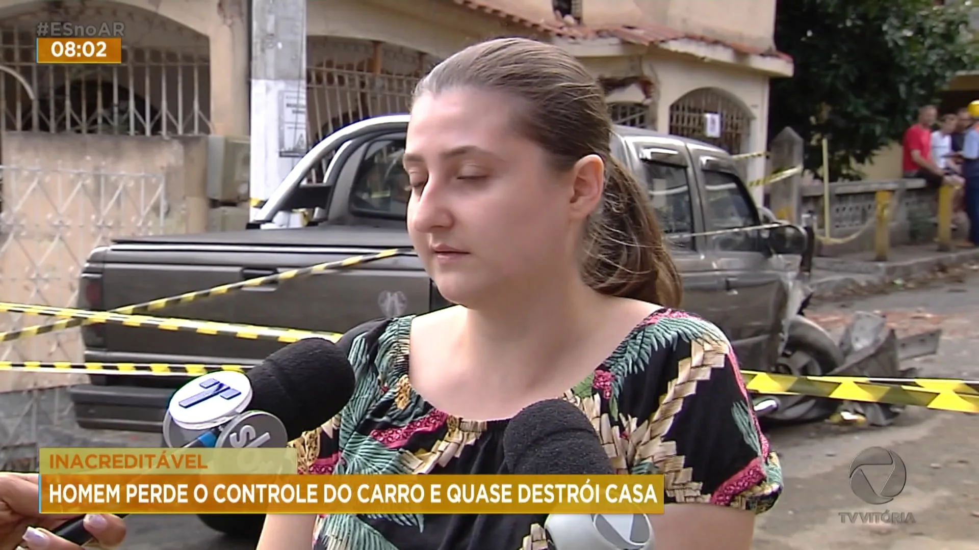 Homem perde controle de carro e quase destrói casa