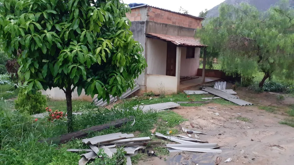 Casa destelhada, coberturas destruídas e árvores derrubadas: tempestade causa estragos em Vila Pavão