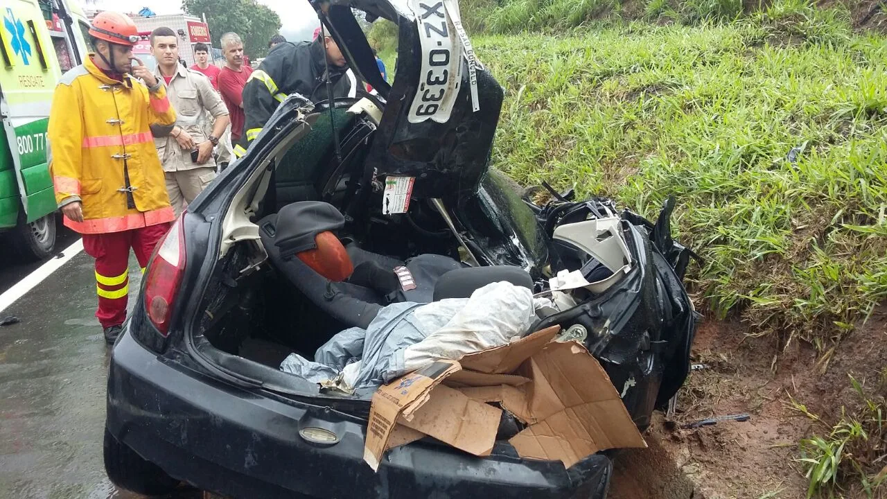 Pedestre morre atropelado após ser atingido por carro desgovernado na BR-101