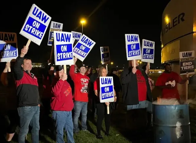 Trabalhadores em greve na primeira fábrica da Ford votam a favor de acordo provisório