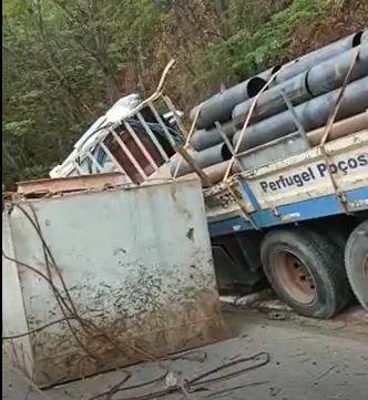 VÍDEO | Caminhão perde o freio e atinge barranco na ES-482, em Alegre, no Sul do ES