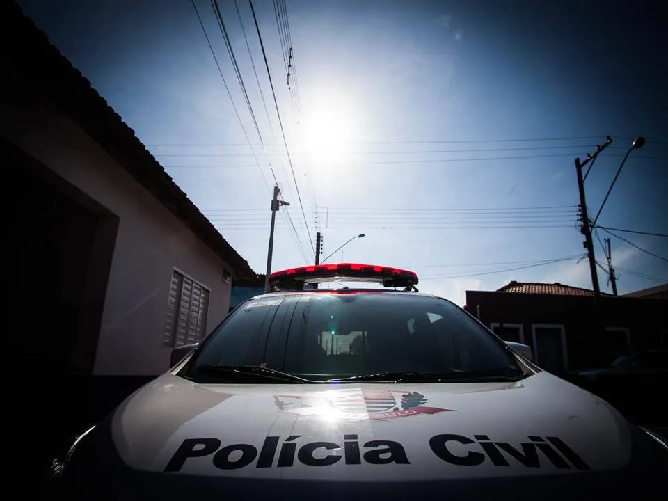 Duas adolescentes são apreendidas após agredirem estudante na saída de escola