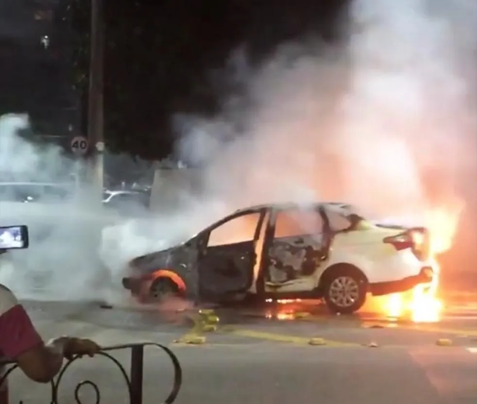 Carro com kit gás veicular pega fogo na Praia do Canto, em Vitória