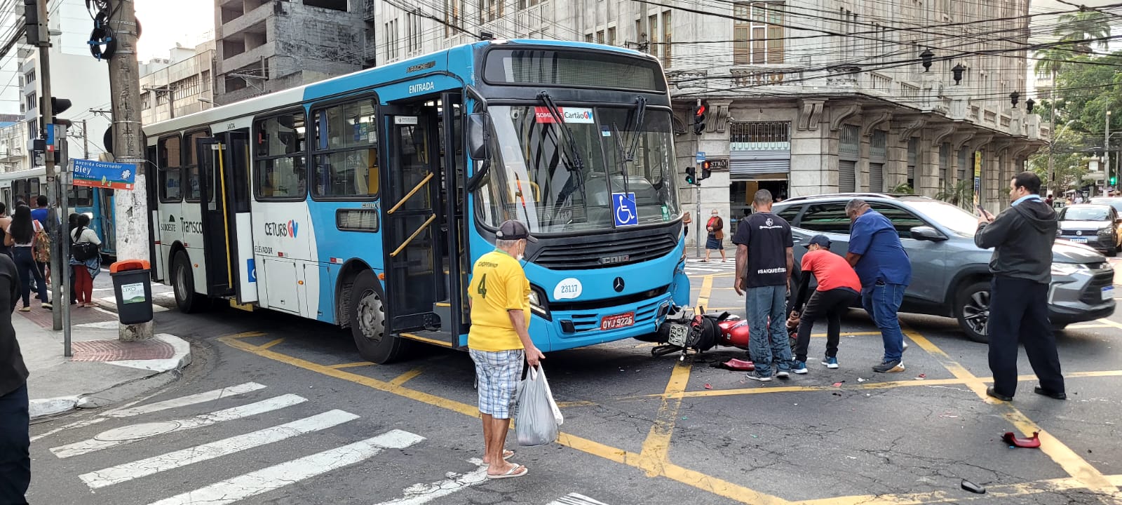 Ônibus bate em traseira de moto em um cruzamento em Vitória