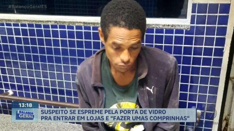 Suspeito se espreme pela porta de vidro pra entrar em loja e 'fazer umas comprinhas'