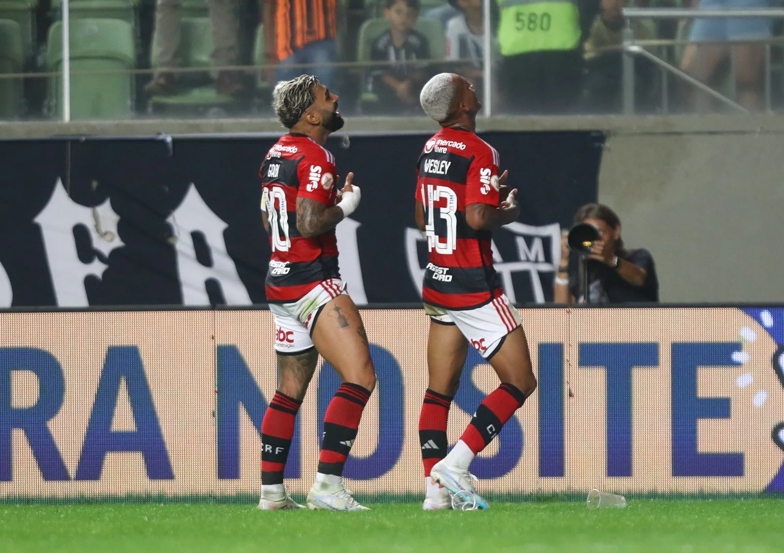 Flamengo busca virada e derrota Atlético-MG no Independência