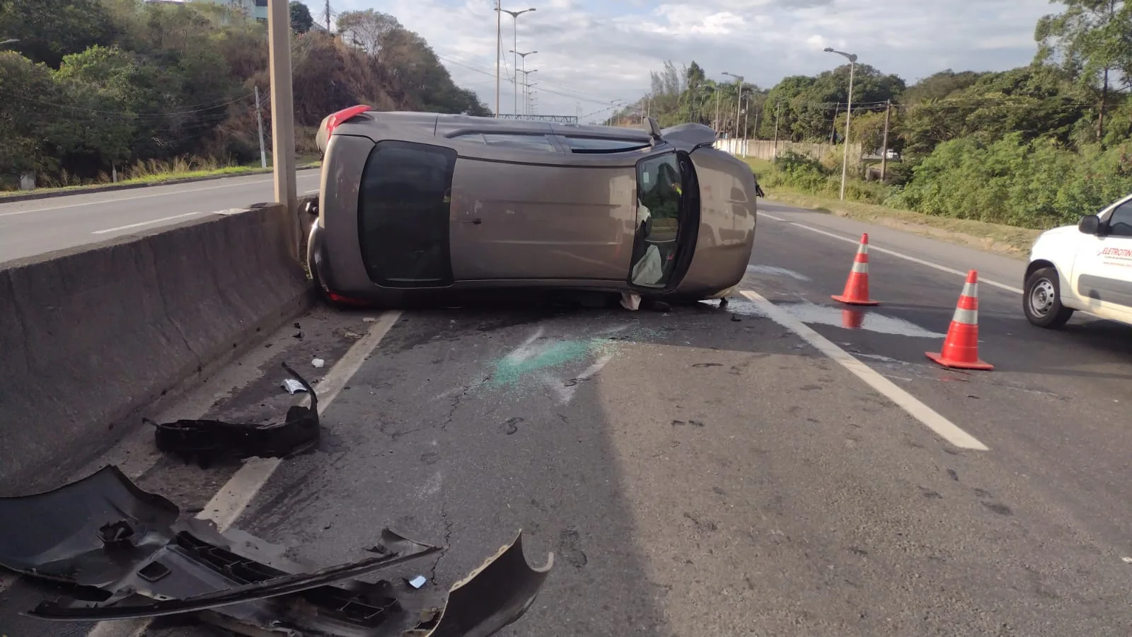 Motorista fica ferido após carro capotar em acidente na Rodovia do Contorno