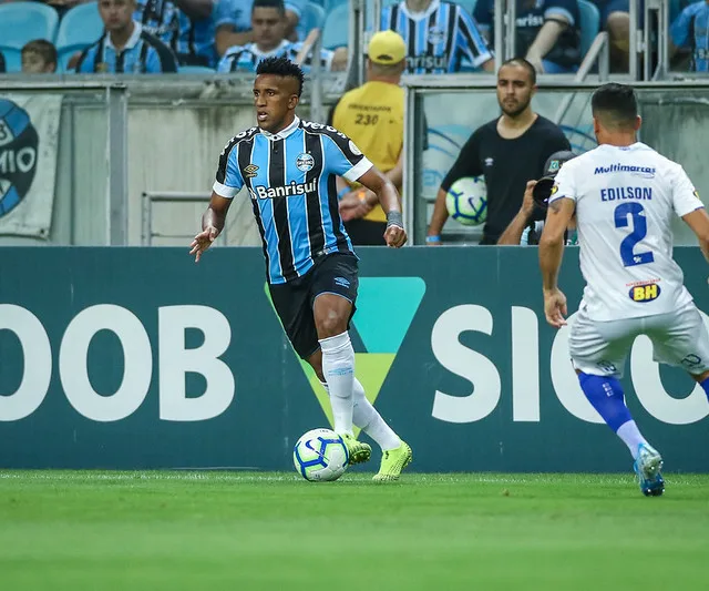 RS – FUTEBOL/CAMPEONATO BRASILEIRO 2019 /GREMIO X CRUZEIRO – ESPORTES – Lance da partida entre Gremio e Cruzeiro disputada na noite desta quinta-feira, na Arena do Gremio, em partida valida pela Campeonato Brasileiro 2019. FOTO: LUCAS UEBEL/GREMIO FBPA