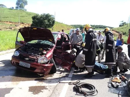 Passageiro fica preso às ferragens e motorista tem parada cardíaca após acidente em Cachoeiro de Itapemirim