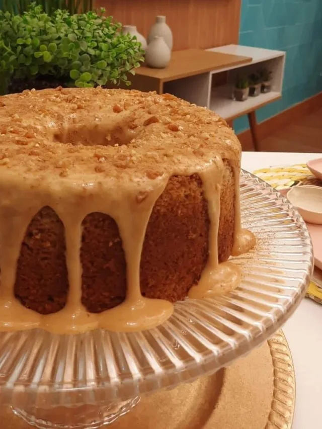 Vai aí um delicioso bolo de churros com calda cremosa ?!