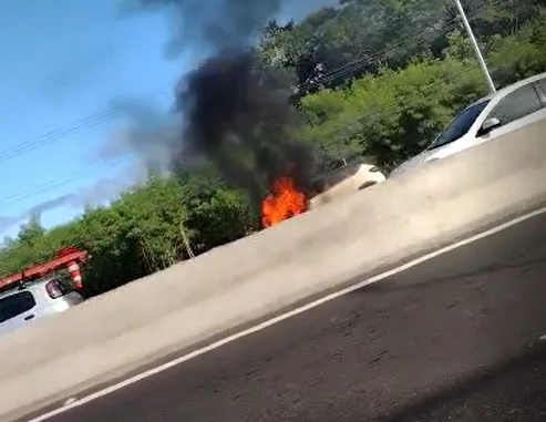 VÍDEO | Carro pega fogo na Avenida das Paneleiras, na Serra