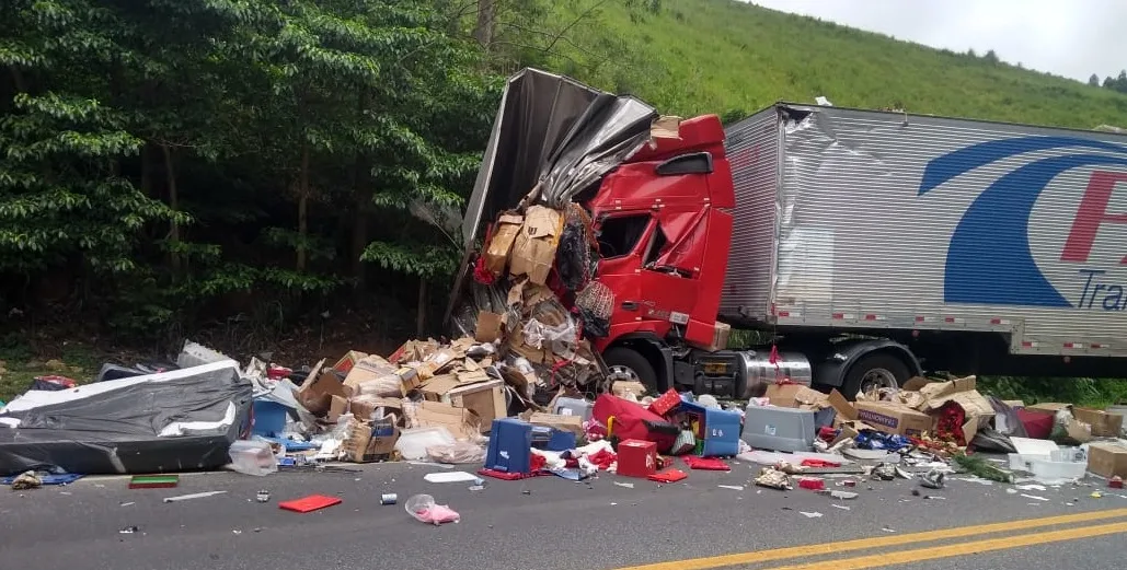 Acidente entre duas carretas deixa duas pessoas gravemente feridas em Rio Novo do Sul