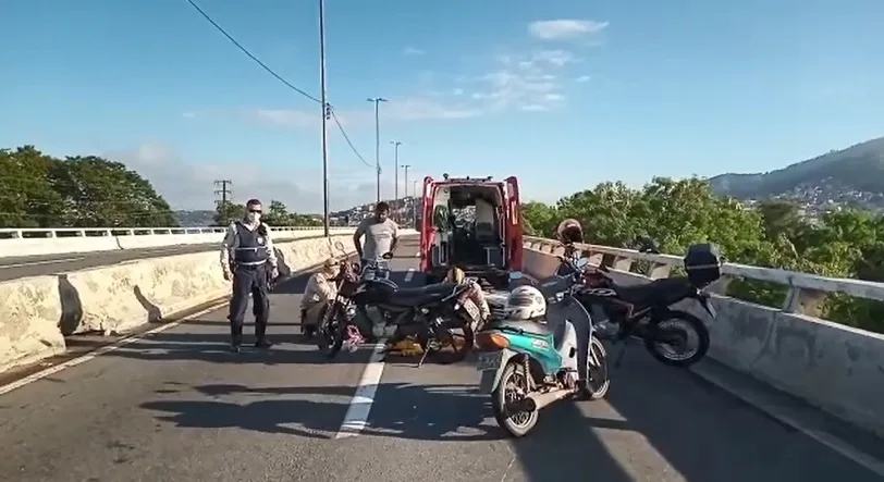 VÍDEO | Acidente deixa duas pessoas feridas e trânsito lento na Segunda Ponte