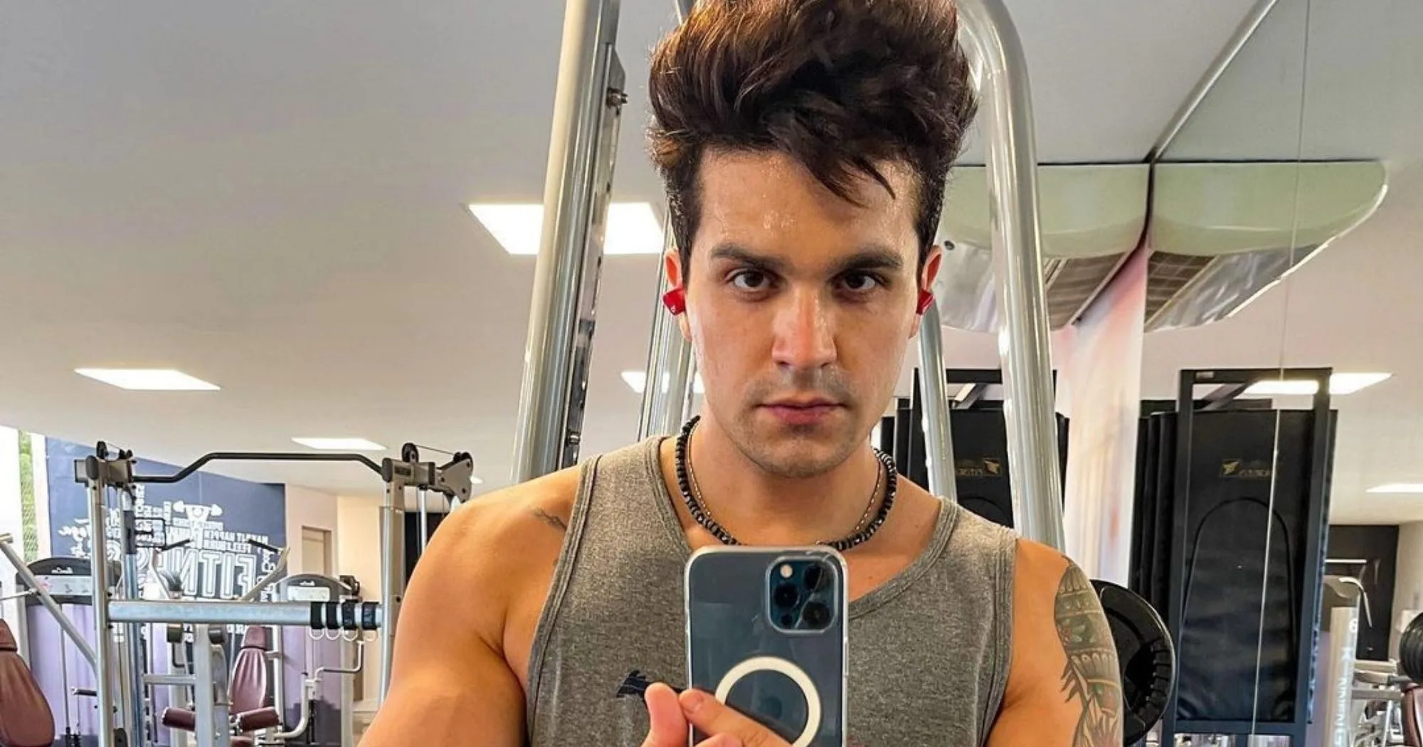 Luan Santana posa na academia e braço musculoso impressiona: "Lindo"