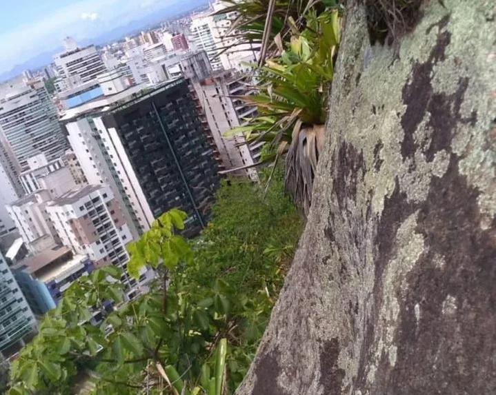 Corpo de Bombeiros é acionado para resgatar pai e filho em trilha do Morro do Moreno