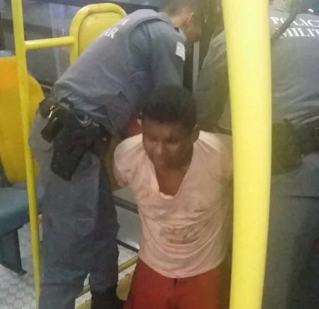 Passageiro é esfaqueado em ônibus do Transcol no Terminal de Carapina na Serra