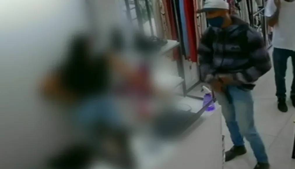 VÍDEO | Loja é roubada na Serra; bandido levou até roupas para presentear a namorada