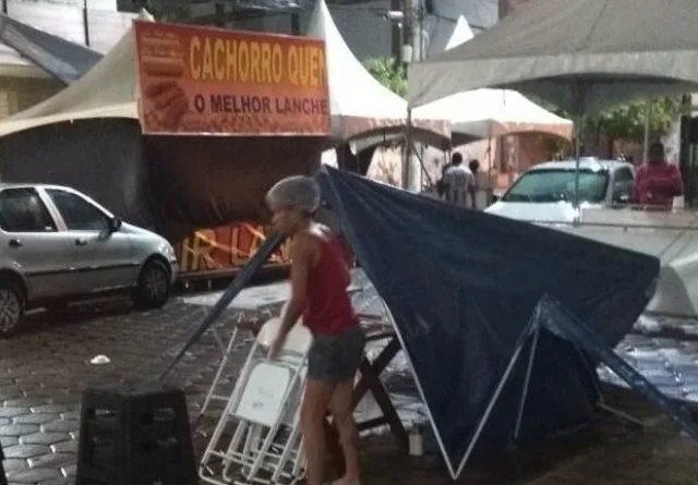 Moradores de Baixo Guandu viveram momentos de pânico com chuva forte e vendaval