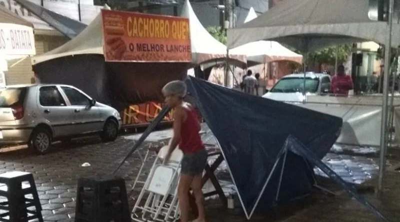 Moradores de Baixo Guandu viveram momentos de pânico com chuva forte e vendaval