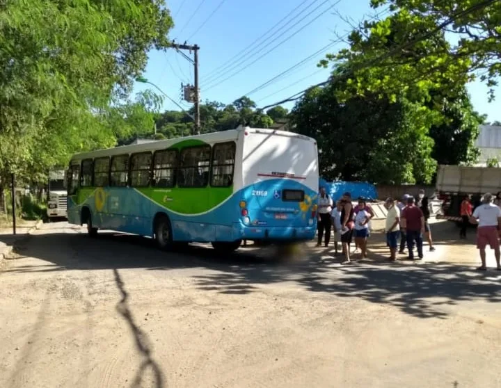 Idosa fica gravemente ferida após ser atropelada por ônibus em Viana