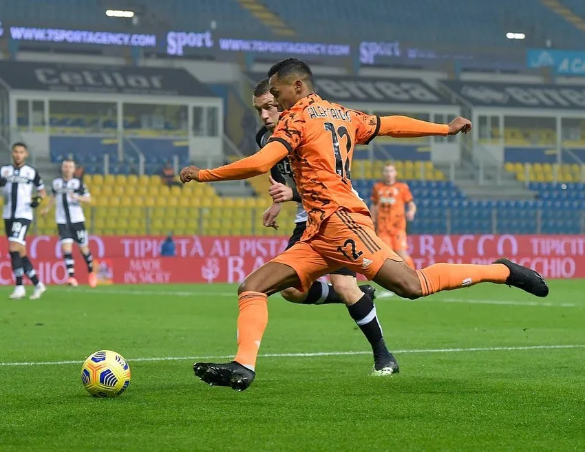 Alex Sandro faz gol contra e Juventus perde em casa para a Fiorentina