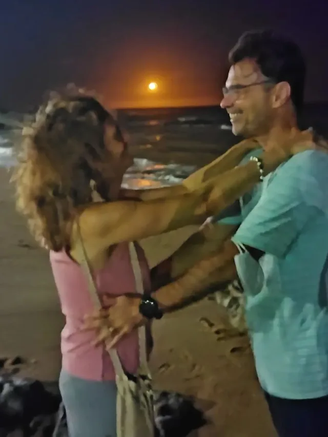 Fora da Globo, Tino Marcos posa no ES com esposa: "Onde tudo começou"