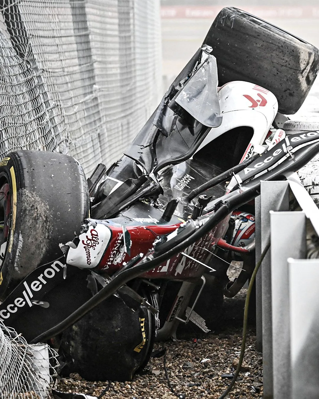 VÍDEO | Zhou e Albon passam bem após acidente impressionante na largada em Silverstone