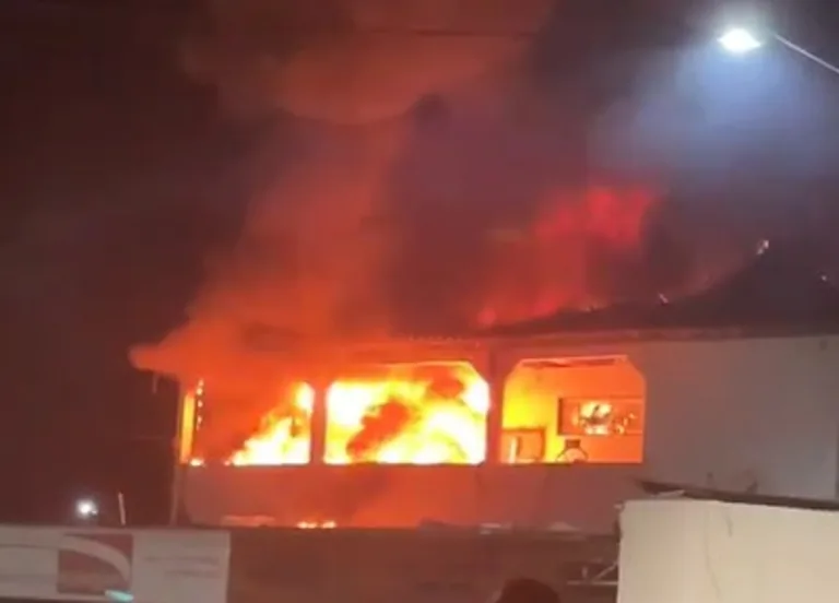 VÍDEO | Casa pega fogo na zona rural de Linhares